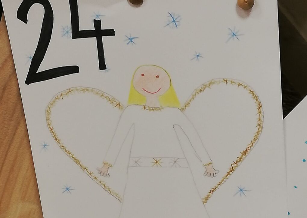 Ein handgezeichneter Engel mit blonden Haaren und einen weißen Kleid, umgeben von blauen und goldenen Sternen, mit der Zahl 24 darüber.