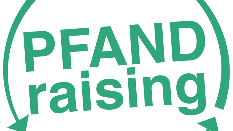 Ein kreatives Logo, das das Wort 'PFANDraising' in großen Buchstaben zeigt, um den Fokus auf nachhaltige Rückgabe und Recycling zu lenken.