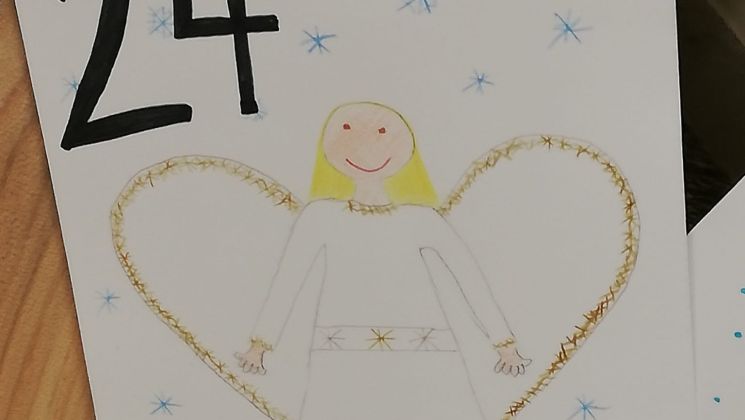 Ein handgezeichneter Engel mit blonden Haaren und einen weißen Kleid, umgeben von blauen und goldenen Sternen, mit der Zahl 24 darüber.