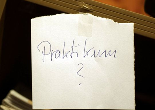 Ein Stück Papier mit der handgeschriebenen Frage 'Praktikum?' darauf.teast